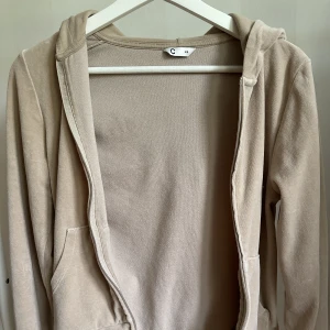 beige tjocktröja  - Zip up hoodie från Cubus 