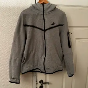 Very nice nike tech hoodie, in good condition, just send a message if you have questions😊