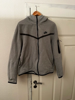 Nike tech fleece - Very nice nike tech hoodie, in good condition, just send a message if you have questions😊
