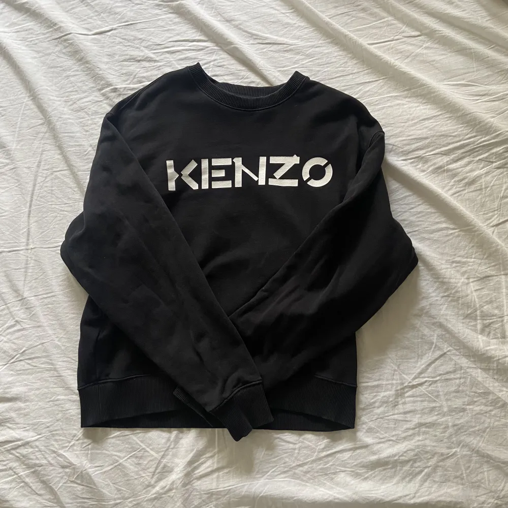 Kenzo crewneck/ tröja i mycket bra skick. Den sitter som en M. Inga hål eller liknande. Väldigt skön och snygg passform. . Hoodies.