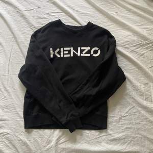 Kenzo crewneck/ tröja i mycket bra skick. Den sitter som en M. Inga hål eller liknande. Väldigt skön och snygg passform. 
