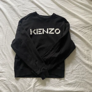 Kenzo Crewneck - Kenzo crewneck/ tröja i mycket bra skick. Den sitter som en M. Inga hål eller liknande. Väldigt skön och snygg passform. 