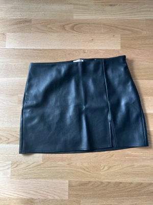 Minikjol från Nelly - Supersnygg minikjol i fake läder, Komemr tyvärr inte till användning