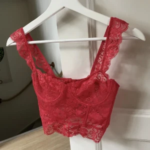 Röd korsett topp - Använd endast en gång och inga tecken på användning. Passar C kupa kanske även större eller mindre. Nypris 349kr! ❤️☺️