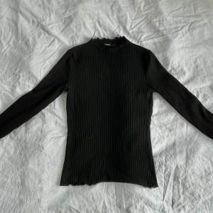 Ribbad långarmad svart tröja från Only som är stretchig och formas efter kroppen! Inga defekter 