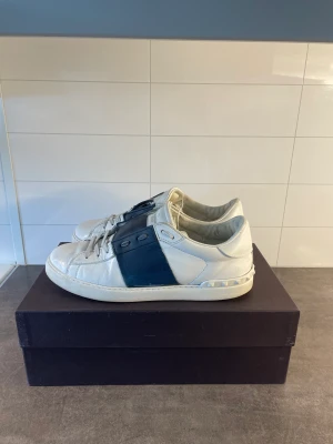 Valentino Open - Säljer dessa feta valentino skor storlek 42, i använd skick! Skriv privat för fler bilder. Kommer med box 