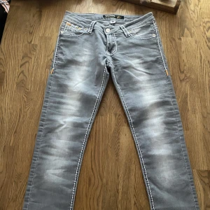 True religon jeans - Dessa gråa true religon jeans ( förövrigt en ovanlig färgkombination) är i extremt gott skick och passar den omkring 170-175 kanske till och med kortare. 100 cm i längd, 40 cm i midjan. Extremt snygga för någon som vill ha ett unikt par true religon 