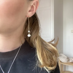 Örhängen  - Säljer dessa super snygga och trendiga örhängena eftersom jag bara använder silver! Helt oanvända!💕