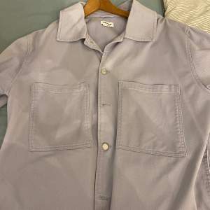 En lila weekday overshirt i storlek L, gott skick för fynd pris. Inköpt för 800kr, passar som en L om inte större