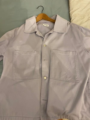 Weekday overshirt - En lila weekday overshirt i storlek L, gott skick för fynd pris. Inköpt för 800kr, passar som en L om inte större