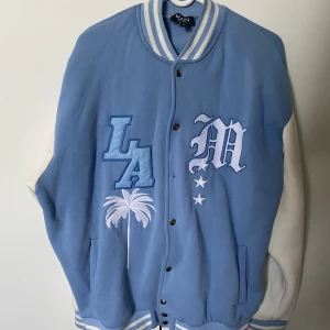 Collegejacka - Skiiikkt snygg men då den inte har kommit till så mycket användning så väljer jag att sälja. Använd Max 3 gånger 🩷 den är lite större eftersom det är herrstorlek 