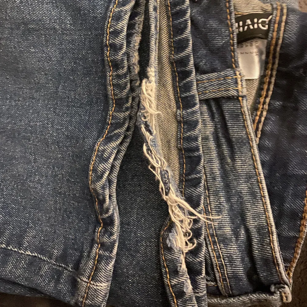 Säljer dessa jättesnygga lågmidjade jeans. Inga stora defekter än de på bilden, annars är de i superbra skick. . Jeans & Byxor.