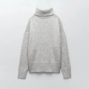 Stickad från Zara - Super fin stickad tröja från zara! Använd men bra skick💓