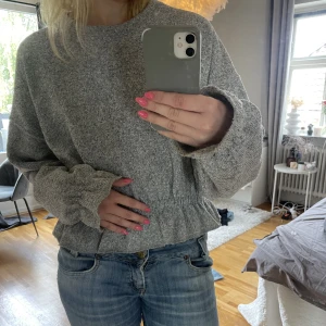 Zara tröja  - Säljer denna trendiga och sjukt snygga volang tröja från zara som passar perfekt till hösten. Helt i nyskick och i storlek m men passar fler storlekar. Köpt för 550kr