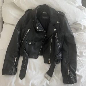 Skinnjacka - Skinnjacka från zara. Liten defekt se bild 2.