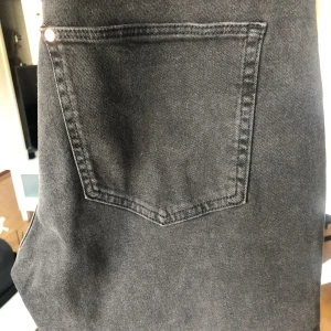 Jeans - Ankellånga jeans från H&M i storlek 38. Hög midja med raka ben. Testade men aldrig använda.