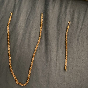 Cordell kedjor - Riktigt feta både halsband och armband i 18k doppat guld med en tung vikt så att dom känns som ren guld. Färgar inte av sig eller något på något vis. Vid fler bilder eller frågor så är det bara att skriva. Obs skriv bud så kan vi kompensera. 