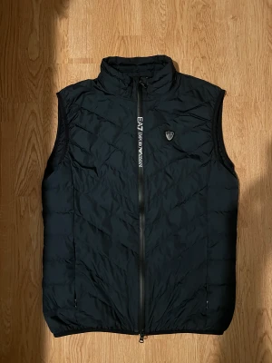 Armani väst  - Armani väst i ny skick den är storlek S men passar mig som bär storlek M  Pris kan diskuteras  (Endast seriost köpare )