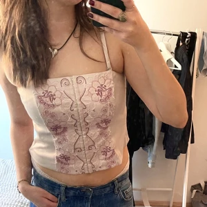 Rosa korsett top - Sjukt söt rosa/beige broderad korsettop från Images. Super mjuk och skön, perfekt topp till båda natt och dag ♡ Passar bra på mig som bär strl 38.  Köp gärna genom Instabox ~ smidigast för mig och dig ♡ 