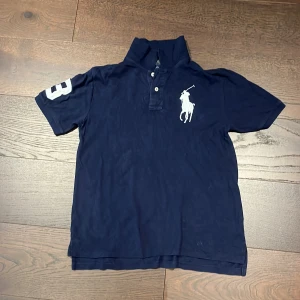 Ralph lauren piké  - Säljer min Ralph lauren piké för att den är för liten. Skicket är 8,5/10 och inga defekter. Storleken är 14-16 år. Säljer den för 250 kr. 