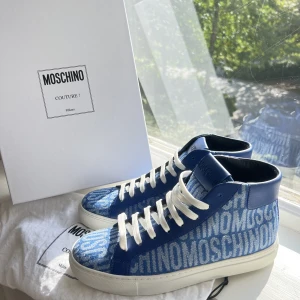 Moschino skor - Skor från Moschino i nyskick, strl 37 - kommer med dustbag och skolåda 