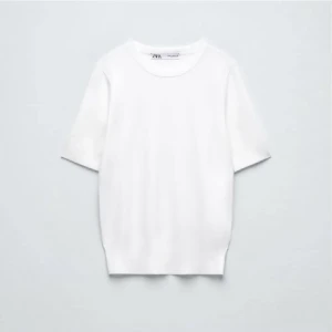 Stickad t-shirt zara  - ❗️❗️JAG SÄLJER EN SVART OCH EN VIT ❗️❗️ Säljer mina två fina zara tröjor som är slutsålda! Använda men i superbra skick!  300kr FÖR BÅDA 