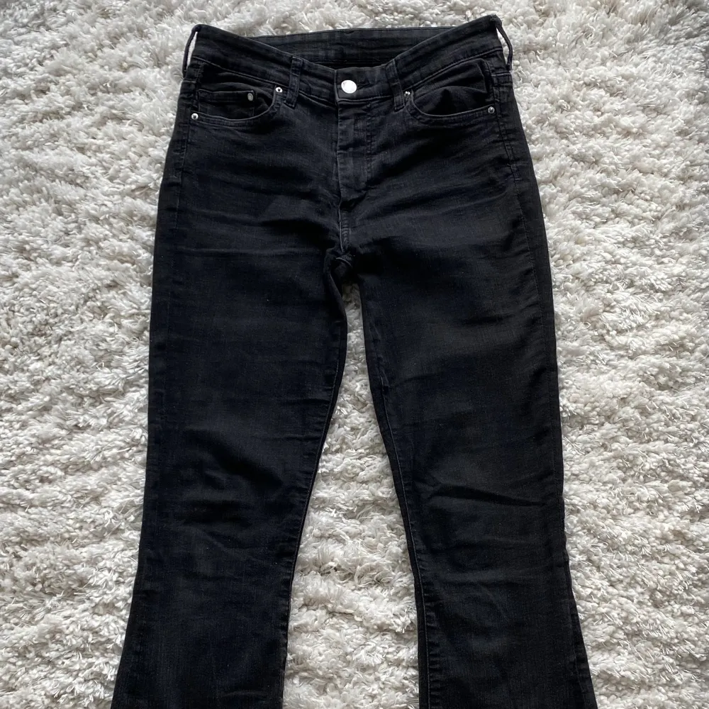 Jättesnygga low waist mini flare svarta jeans! Använda några fåtal gånger och blivit omsydda från högmidjade till lågmidjade med symaskin. Innerbenslängd ca 75 cm, 35 cm midjemått(tvärs över+stretchiga)❤️. Jeans & Byxor.