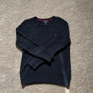 Stickad polo Ralph lauren  - Jätte snygg kabelstickad polo Ralph Lauren tröja 🔥 Storlek: 14-16/Xs Pris: 379kr Skick:9/10