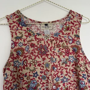 Linneklänning - Gullig klänning av lin och viskos 🌾🌾🌺🌾🌾 Det står att det är storlek L, så det kanske är en tunika, men som klänning är den kort så skulle nog snarare säga att det är S/M. Tror den är vintage. 