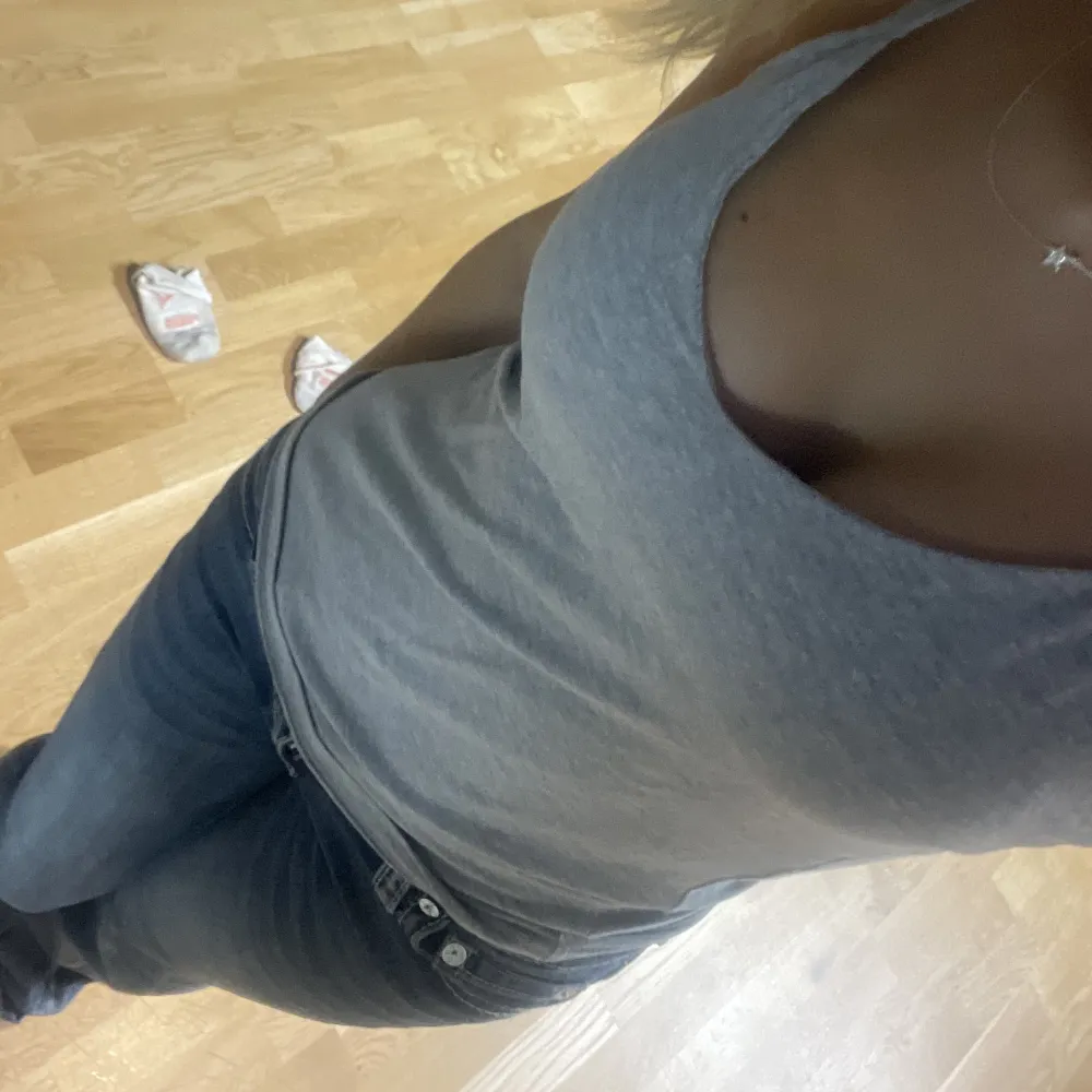 Ett basic grå linne i storlek s men sitter som xs💖💖. Yläosat.