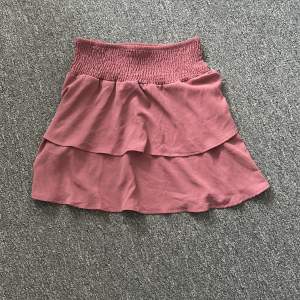Säljer denna super söta kjol som är nästintill oanvänd, inga defekter❣️ Nypris 300kr. 