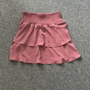 Säljer denna super söta kjol som är nästintill oanvänd, inga defekter❣️ Nypris 300kr. 