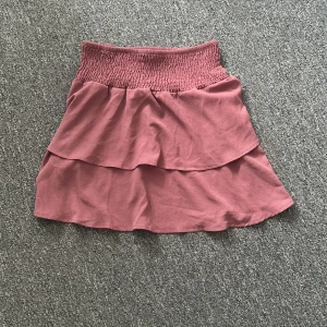 Volang kjol - Säljer denna super söta kjol som är nästintill oanvänd, inga defekter❣️ Nypris 300kr. 