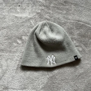 Yankee mössa - Snygg skön yankee mössa bra till vintern. Ber om ursäkt om jag ser knas ut på bilden. Skriv vid intresse eller frågor. Glöm inte kolla in min profil och följ för mer kläder😊 pris kan nästan alltid diskuteras 