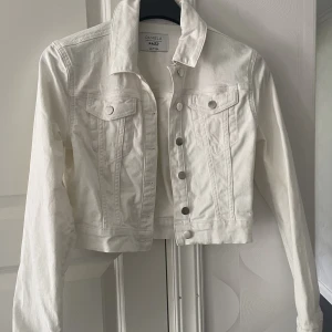vit jeans jacka  - Jeans jacka från nakd endast använd 1 gång så nyskick! Nypris 599kr