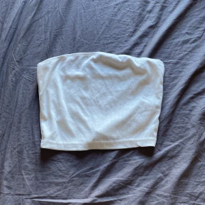 Vitt topp  - köpte 3 sånahära 1 vitt en svart och en grå använder bara det gråa därför säljer jag denna