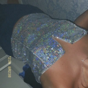 GLITTRIG TOPP - Oseriöst bud FORTFARANDE TILLGÄNGLIG, littrig festtopp från H&M i fint skick. Säljer då den inte passar 💖 På den andra bilden är den lite upprullad så lite längre än på bilden - första bilden visar längden bra. Ståltråd i ”v-et” för att hålla den uppe! 💞