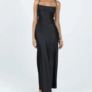 Helt ny balklänning - Vacker svart silkesklänning med öppen rygg, helt ny med prislappen kvar. Svår att visa på bild men den ser ut som på bilderna från hemsidan.