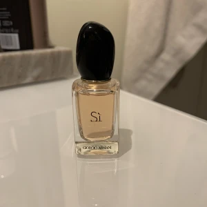 Si Armani (Mini size) - Passar bra i väskan eller om man vill testa innan man köper en större. Endast testad. 