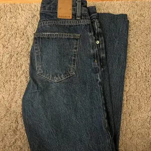 Jeans köpte på pull & bear, använda fåtal gånger, uppsydda i längden, bra i längd (är 164cm). Säljer pga för stora i midjan! Storleken är 36