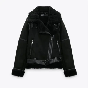 Mockajacka från Zara - Fin jacka med mockaliknande textur och teddymaterial inuti. Varm på hösten och vintern. Är i bra skick har använts en vinter till och ifrån. 