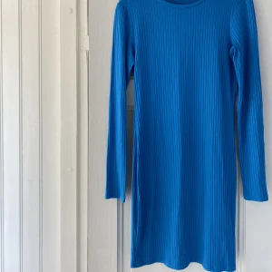 Snygg tight nakd klänning  - Så fin klänning från nakd i snygg färg. Storlek S. Sitter som en smäck!🩵