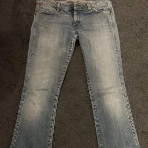 Mina skit snygga lågmidjade jeans som är secondhand  Säljer pga dom är för tajta  Sitter perfekt i längden på mig som är 169