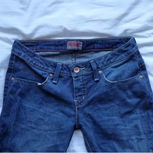 Lågmidjade bootcut big star jeans i superfint skick! Storlek 27/32, Midja: 38cm, Innerbenslängd: 84cm, Ytterbenslängd: 103cm, omkrets längst ner:46cm, bootcut och flared.