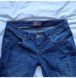Lågmidjade big star jeans  - Lågmidjade bootcut big star jeans i superfint skick! Storlek 27/32, Midja: 38cm, Innerbenslängd: 84cm, Ytterbenslängd: 103cm, omkrets längst ner:46cm, bootcut och flared.