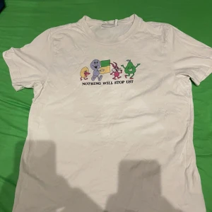 Tshirt - En snygg tshirt från weekday :) Jättebra skick!! Skriv för mer frågor 💕💕 