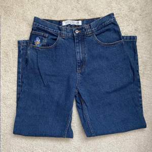 Säljer mina polar 93 jeans i mörkblå som var köpta för 1300 kr på junkyard använt men i nyskick då det inte passa min stil längre, ställ gärna frågor om du har