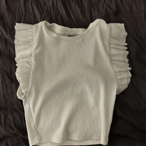 volang topp från zara - nyskick säljer då den ej kommer till användning längre