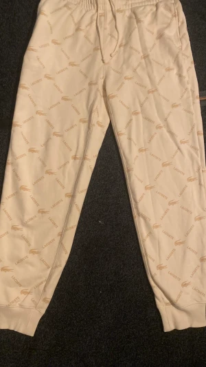 Lacoste Tracksuit helt ny - En Lacoste Tracksuit som är 10/10 kvalitet aldrig använt, köptes & var för stor för mig så nu säljer jag den, passar både tjejer o killar.