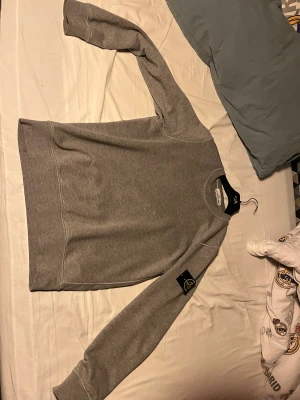 Stone island sweatshirt Grey  - Grå -helt oanvänd  - inga fläckar eller liknande  -inga hål - helt enkelt inga konstigheter!  -från Nk för 2099 kr  - säljes för 1100 med tanke på att kvitto och nk bag är tillgängliga !  säljs pga den inte kmr till användning synd att den bara ska ligga 